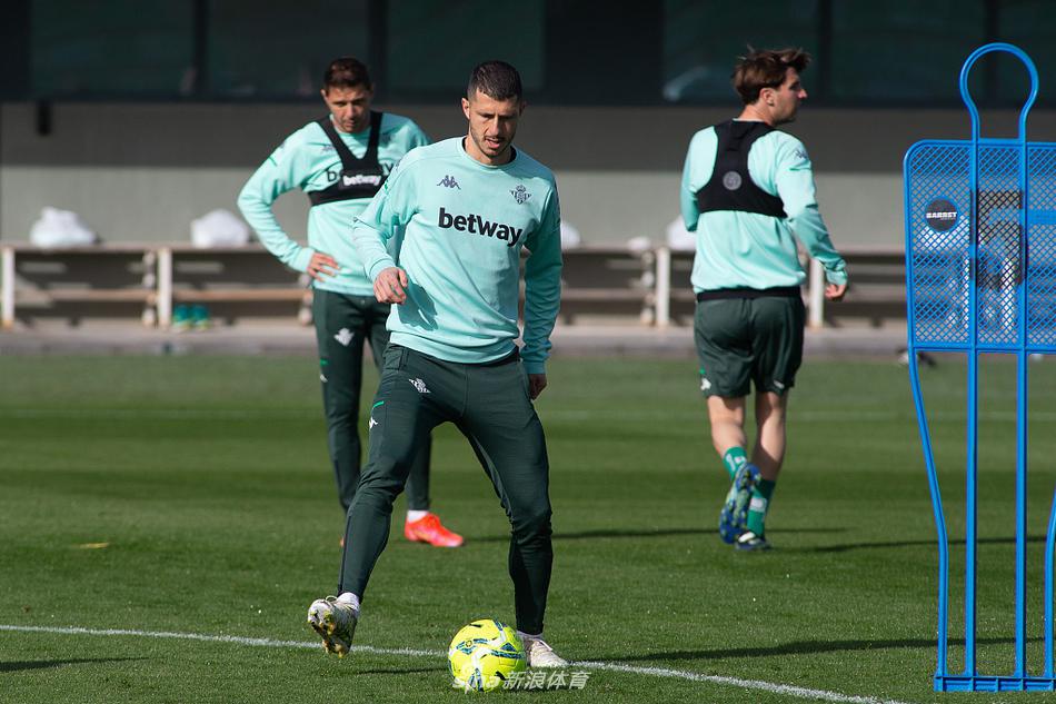 门将罗夫莱斯飞身侧扑，像一道筑起的城墙挡住皮球，空中定格的姿态充满了力量与美感，守护着球队的最后一道防线。