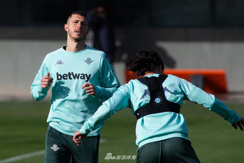 夕阳将训练场的影子拉得很长，体能教练的哨声响起，球员们放缓脚步，结束了一天的鏖战，地平线上的剪影预示着即将到来的又一次征途。