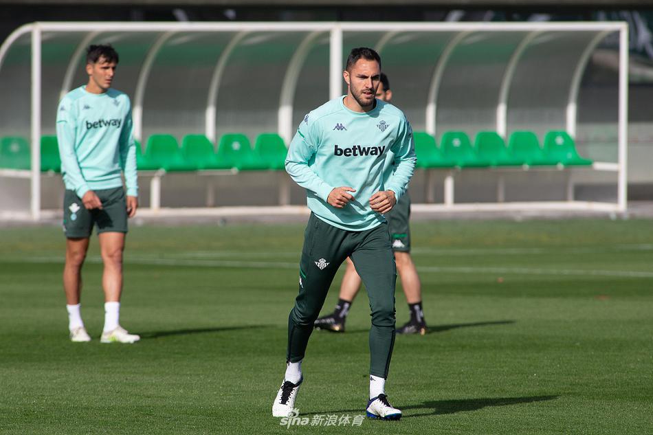 训练场上人仰马翻，但队员们的脸上依然挂着笑容，费基尔与对手在拼抢中倒地，这充满荷尔蒙的碰撞恰恰是球队团结与斗志的最好证明。