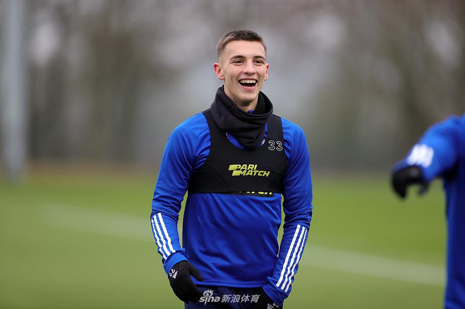 阳光下，莱斯特城的球员们围成一圈进行抢圈游戏，皮球在欢声笑语中快速传递，团队凝聚力在这一刻悄然升温。