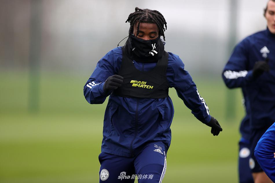 瓦尔迪在训练中咧嘴大笑，阳光洒在他标志性的褶皱脸庞上，仿佛在告诉队友，尽管岁月不饶人，但猎豹般的门前嗅觉仍在。