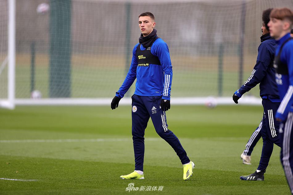 年轻的福法纳在一次干净利落的铲断后迅速起身，他的表情写满了不属于19岁的沉稳，这位小将正在迅速成长为防线的未来。