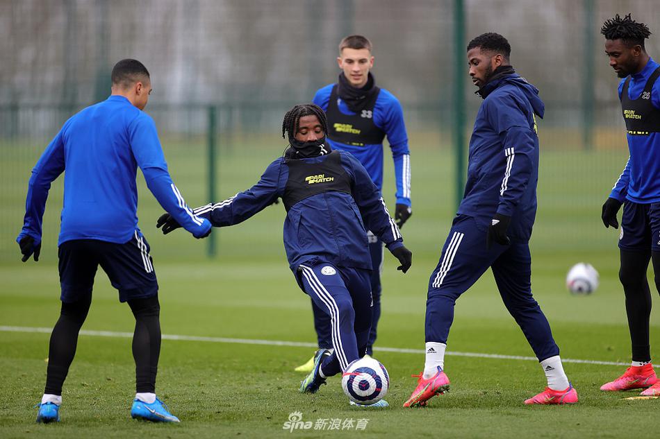 训练结束前，舒梅切尔做出了一次精彩的飞身扑救，他的身体完全舒展，仿佛在告诉锋线队友：想在比赛中击败我，可没那么容易。