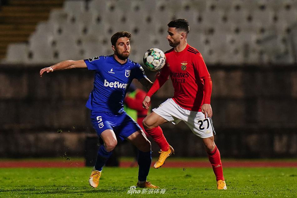 本菲卡球员们在场上相互拥抱致意，队长拍打着队友的肩膀，眼神中充满坚定，球队的凝聚力在这一刻尽显