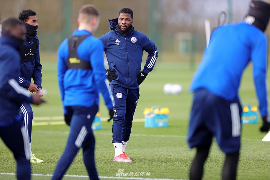 瓦尔迪在射门训练中目光如炬，这位33岁的射手依旧保持着顶级的竞技状态，渴望周末连场破门