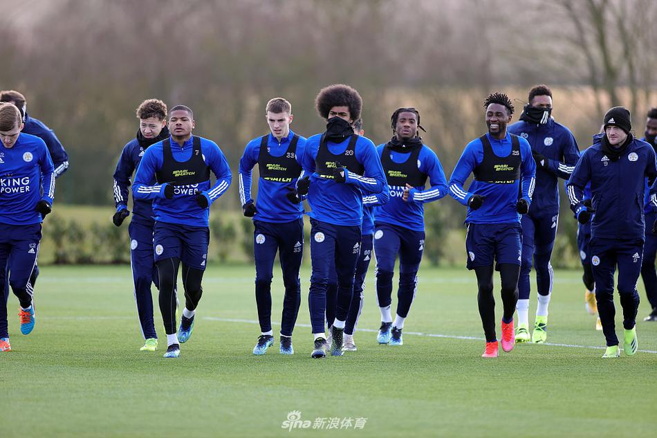 罗杰斯在场边亲自指导球员跑位，神情专注，他正试图为球队的进攻端注入更多变化