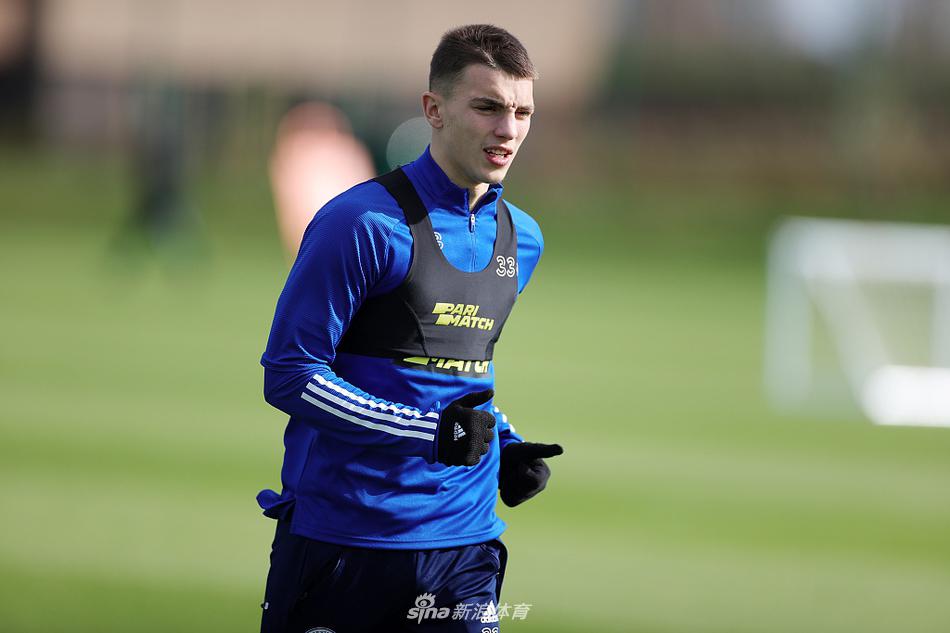 中场核心蒂勒芒斯在抢圈游戏中展现出色的技术，他的从容调度将是撕开对手防线的关键