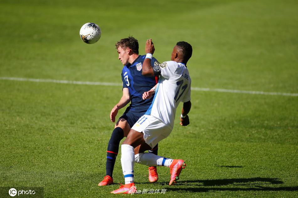 终场哨响的瞬间，胜利者的咆哮与失利者的黯然神伤，构成绿茵场上最真实的悲喜两重天