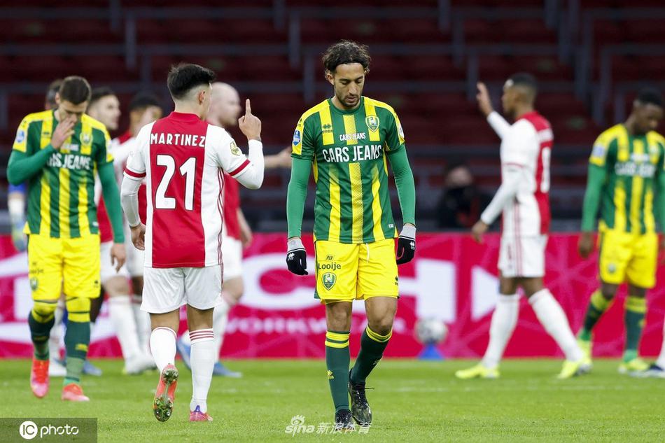 阿贾克斯众将在克鲁伊夫球场璀璨的灯光下，于进球后激情相拥，脸上洋溢着不可阻挡的胜利笑容