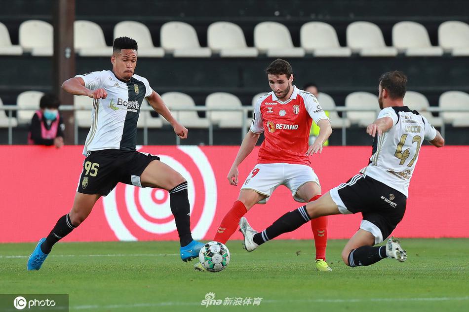 比赛结束后，一位法伦斯小球迷趴在广告牌上，眼中噙满泪水，失望地望着球场中央，他身后是同样情绪低落的球迷，而远处则是庆祝胜利的布拉加球员，悲喜两重天的画面令人动容。