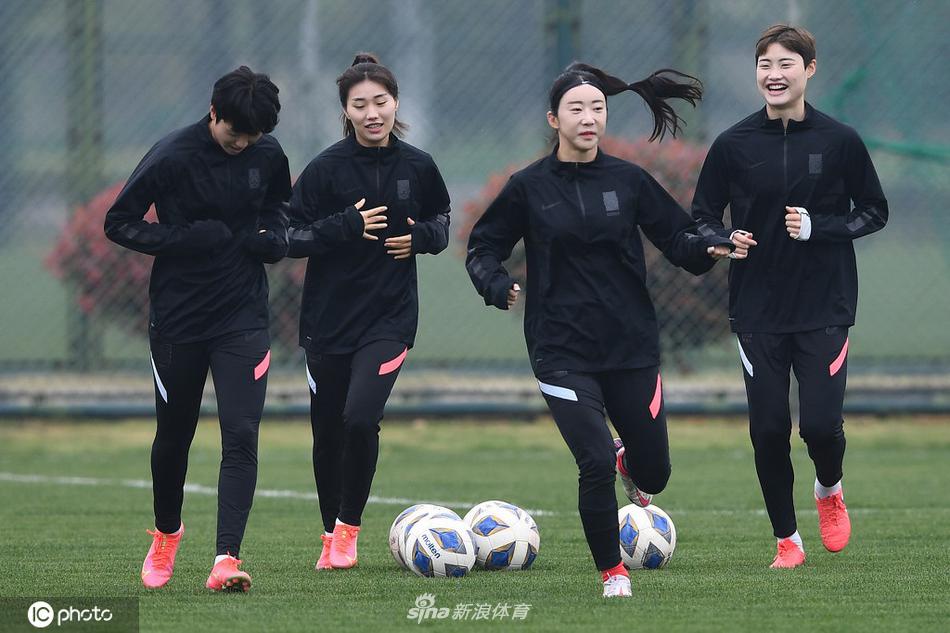 池笑然在中场区域进行着精准的长传转移练习，她的眼神穿透镜头，仿佛正在寻找着明天比赛中中国队防线后的空当。