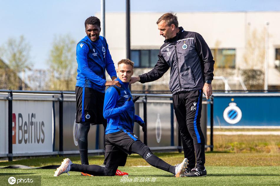 全体球员在训练结束后围成一个紧密的圆圈，相互搭着肩膀，齐声高喊鼓舞士气的口号，展现出这支争冠队伍钢铁般的团结。