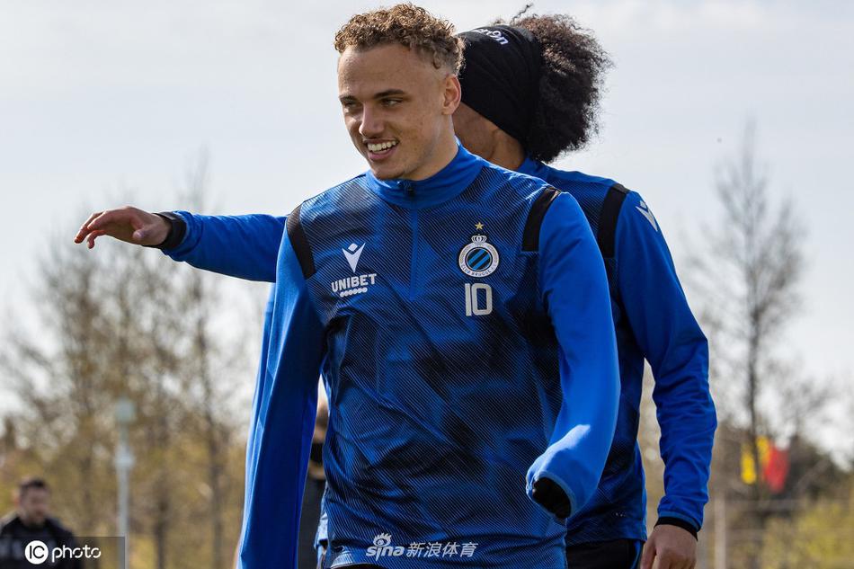 主教练克莱门特双手叉腰站在战术板前，上面画满了复杂的跑动路线，他神情严肃地向球员们讲解着附加赛首战的破敌之策。