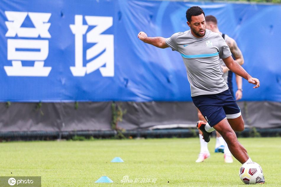 广州城队球员在2026年7月5日广州集训中全力冲刺，教练组在场边指导，气氛紧张热烈，汗水折射出拼搏的光芒。