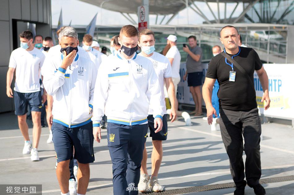 主教练舍甫琴科在舷梯旁被媒体团团围住，他西装笔挺，面带谦逊而温暖的微笑，眼神中透露出对弟子们的骄傲与对未来的无限憧憬。