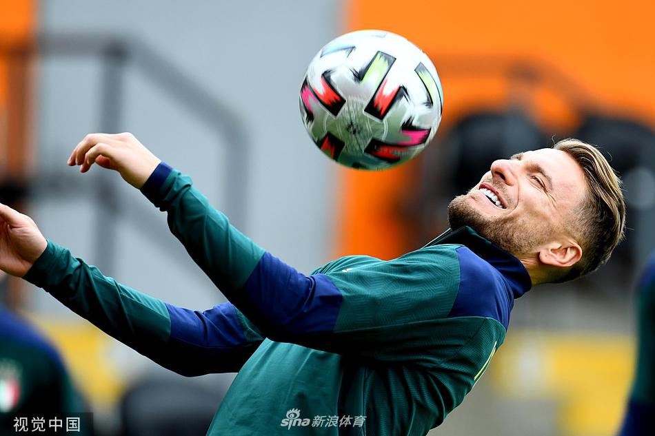 在伦敦傍晚的柔和光线中，意大利队的球员们正在绿茵场上进行热身，他们身着蓝色战袍，身影被拉长，神情专注而放松，仿佛在温布利的草坪上寻找着决赛的入场券。