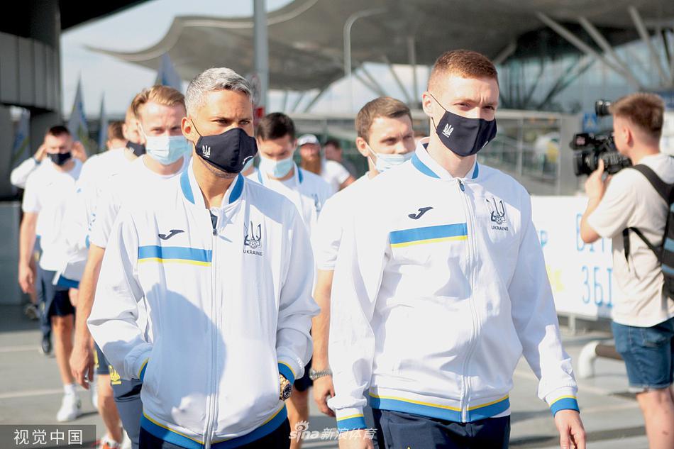 队长斯捷潘年科被队友们高高抛起，空中飘洒着黄蓝色的纸屑，每个人的脸上都洋溢着庆祝的喜悦，仿佛这不是一次旅程的结束，而是一场盛大派对的开始。