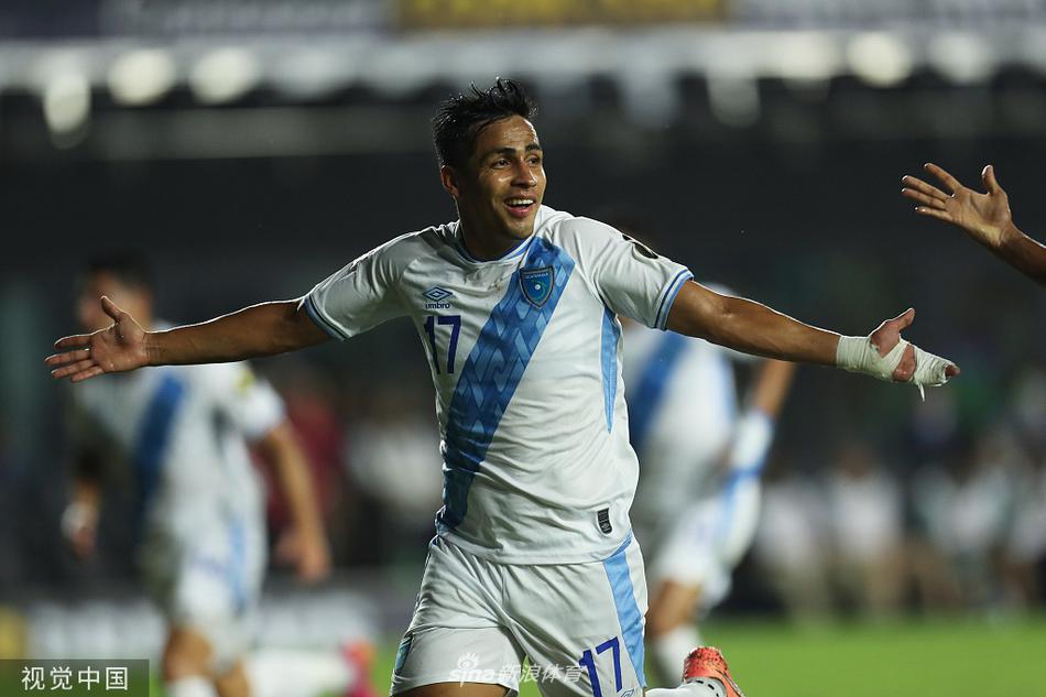 双方球员在比赛中激烈拼抢，球衣拉扯、人仰马翻的瞬间，诠释了这场比赛的寸土必争。