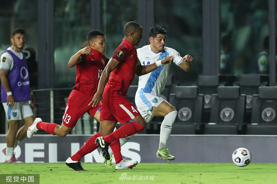 危地马拉球员在错失良机后仰天长啸，脸上写满了不甘与对胜利的极度渴望。