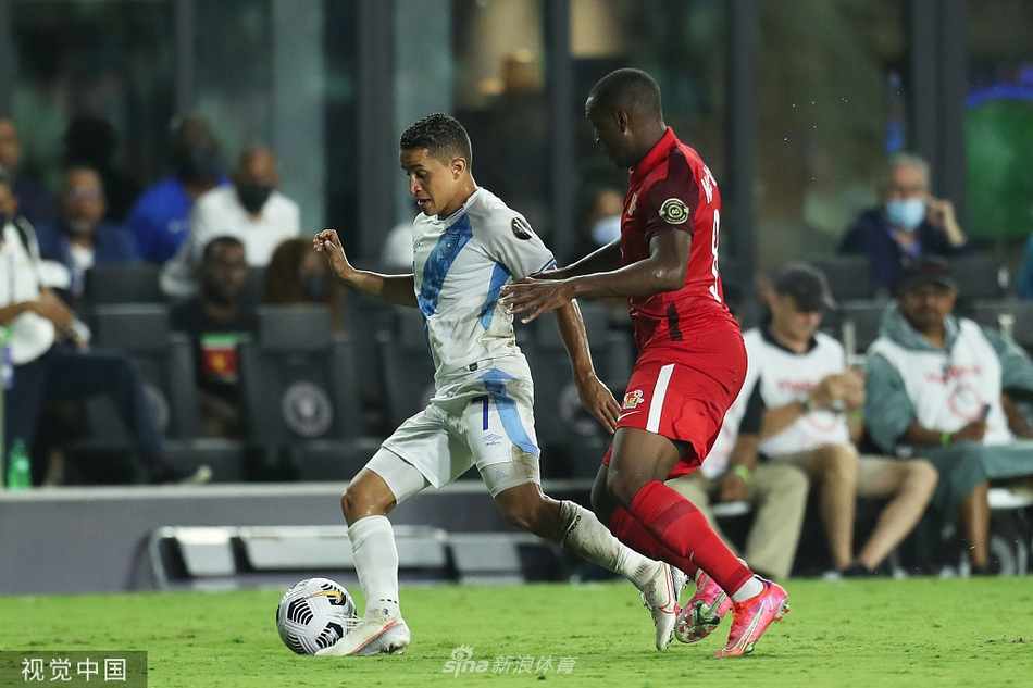 危地马拉球员路易斯·马丁内斯轰出世界波扳平比分后，张开双臂尽情狂奔，享受着英雄般的时刻。