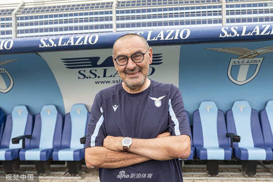 在体能教练的计时器声中，米林科维奇正全力冲刺，他修长的双腿在跑动中显得力量感十足，身后的队友则刚刚完成一组测试，正双手叉腰大口喘气，夏日的热浪与球员们的训练热情交织在一起。