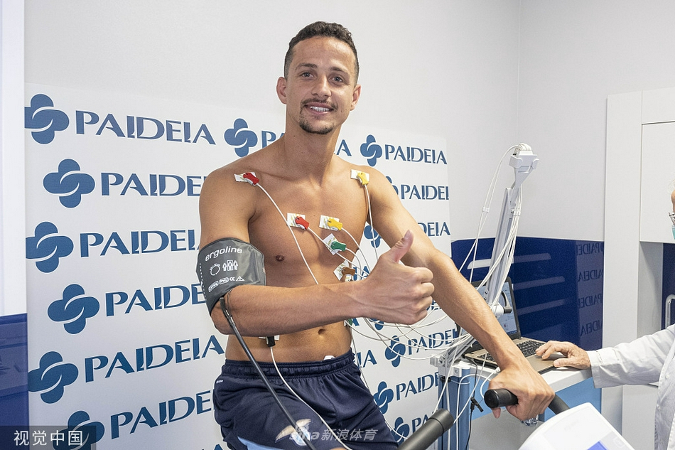 夕阳西下，结束了一天体测的拉齐奥球员们三三两两离开训练场，他们的背影拉得很长。画面中，一名工作人员正在收拾地上的训练器材，整个场景在喧嚣之后归于宁静，但空气中似乎还弥漫着为即将到来的战斗而积蓄的能量。