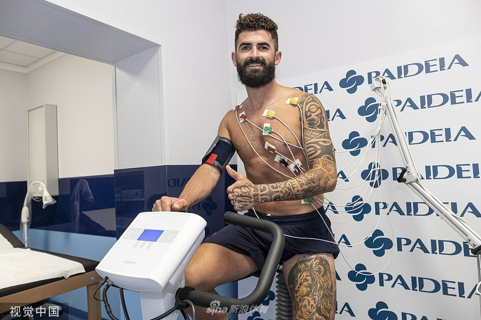 训练场上，几名拉齐奥球员正排成一列进行爆发力测试，他们瞬间启动带起一片草屑，表情因发力而显得有些狰狞。背景中，教练组手持战术板密切关注，整个画面充满了力量感与严肃的备战氛围。