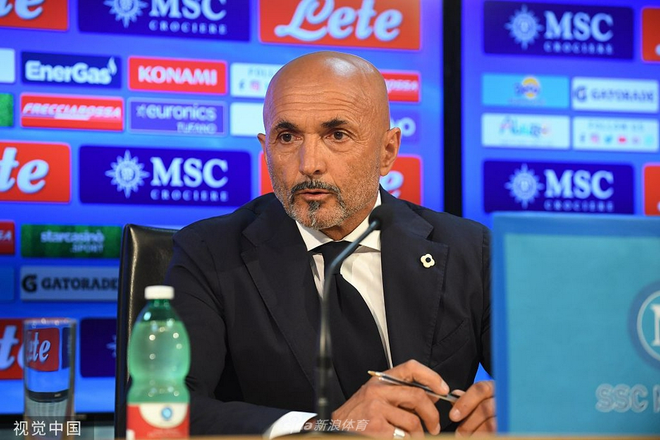 斯帕莱蒂在那不勒斯的队徽下留影，身后是蓝白色的背景，这一刻标志着一段充满期待与梦想的崭新旅程正式开启。