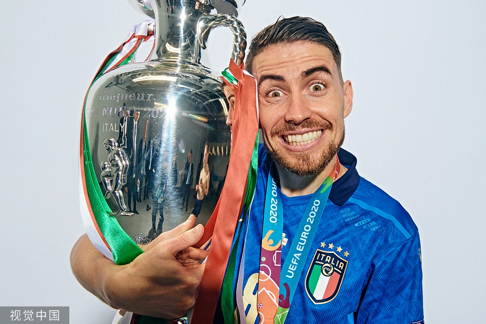 因莫比莱和张开了双臂狂奔，任由身后的教练和队友追逐，阳光洒在他咧开的大嘴上，那种梦想成真后的狂喜几乎要溢出画面。