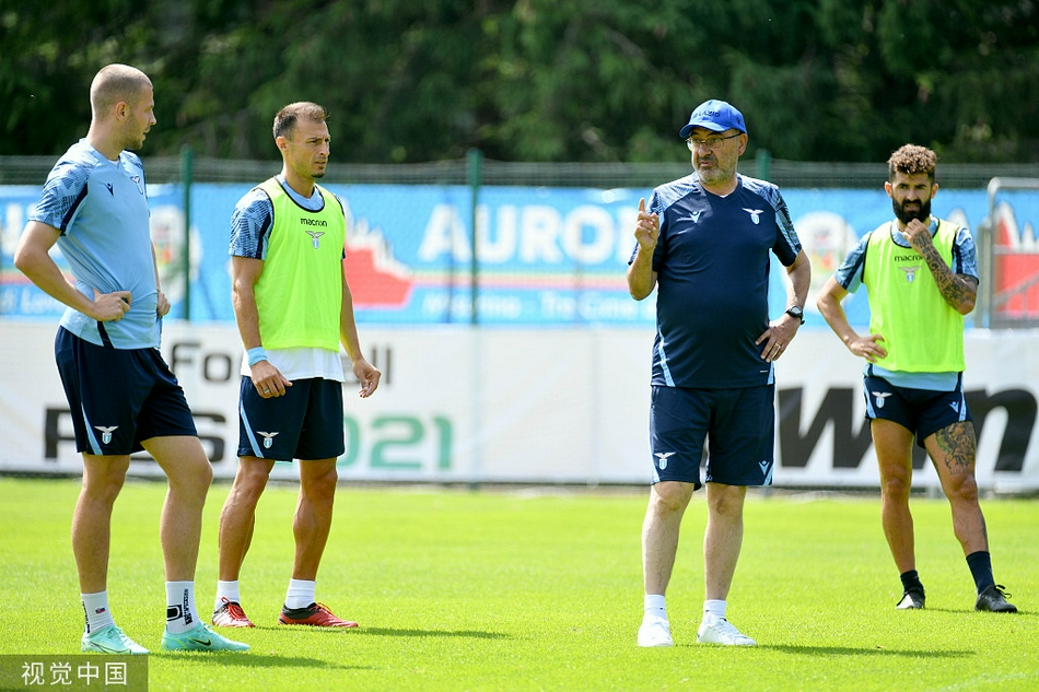 训练结束，球员们神情放松却若有所思，夕阳的余晖洒在肩头，这一天充实的汗水正是新赛季辉煌序章的注脚。