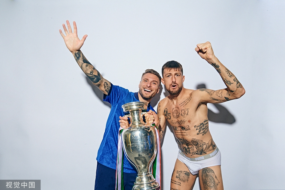 在温布利的草坪上，全体球员围成一个圈，将主教练曼奇尼和冠军奖杯围在圆心，跳跃着、欢呼着，金色的纸屑从天而降，为这个梦幻的夜晚画上了完美的句号。