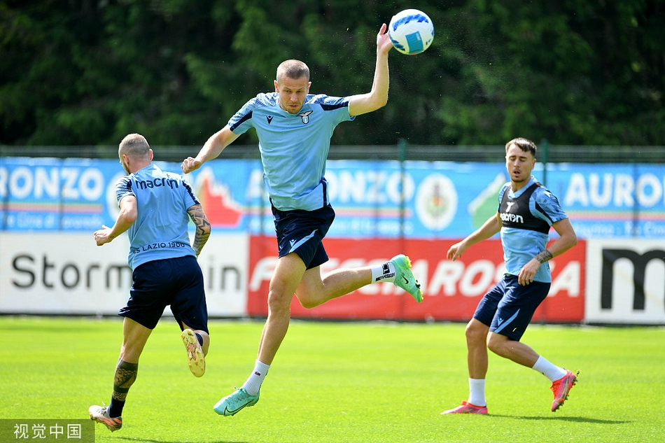 烈日当空，分组对抗激烈进行，蓝鹰众将全神贯注地传递皮球，他们正努力将新帅的战术指令内化为球场上的本能反应。