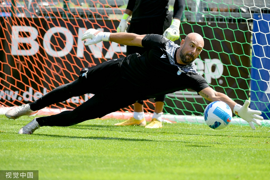 防守球员们全神贯注地进行盯人演练，眼神锐利，他们正在构筑一道全新的、强调协同与出球的蓝鹰防线。