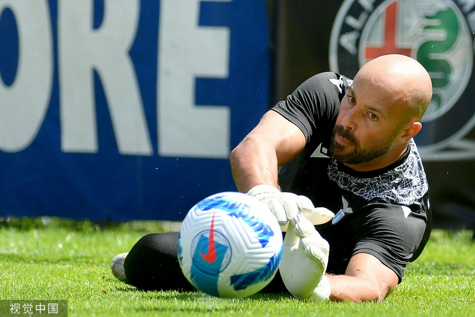 在体能教练的带领下，球员们进行高强度的拉伸训练，每一个动作都力求标准，身体的极限挑战正是意志力磨砺的熔炉。