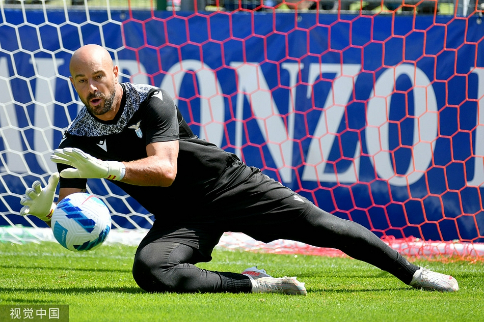 训练间歇，球员们围拢在一起，目光聚焦于教练的战术板，静心聆听讲解，团队的默契正在这无声的交流中悄然生长。