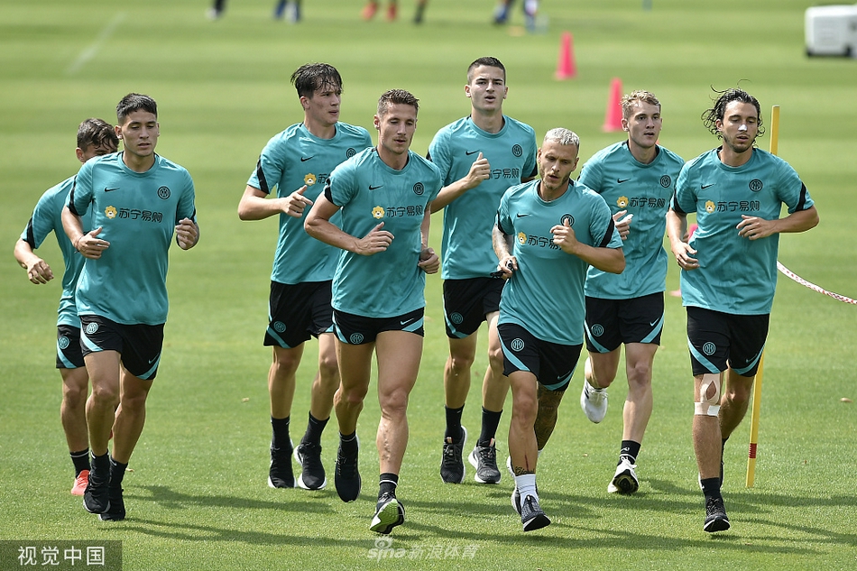 汉达诺维奇门前稳如磐石，飞身扑救瞬间仿佛时间凝固，他用指尖的极限伸展捍卫着蓝黑军团的最后一道防线