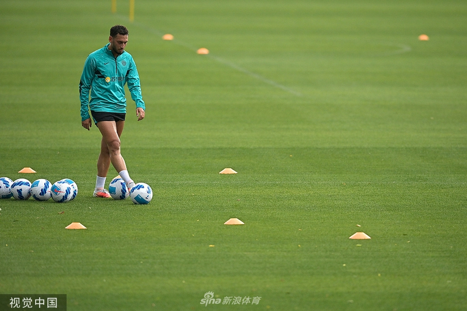 蓝黑将士们正在进行高强度的有球训练，身着亮黄色背心的一组球员全神贯注地围成圈进行抢圈练习，足球在他们脚下飞快传递，洋溢着专注与激情。