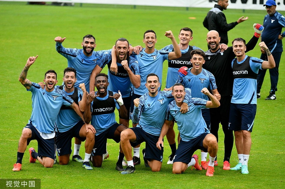 在奥龙佐的阳光下，拉齐奥门将斯特拉科沙神情专注，高高跃起稳稳摘下空中球，他身后是如画的山景，为新赛季的征程守护着最后一道防线。