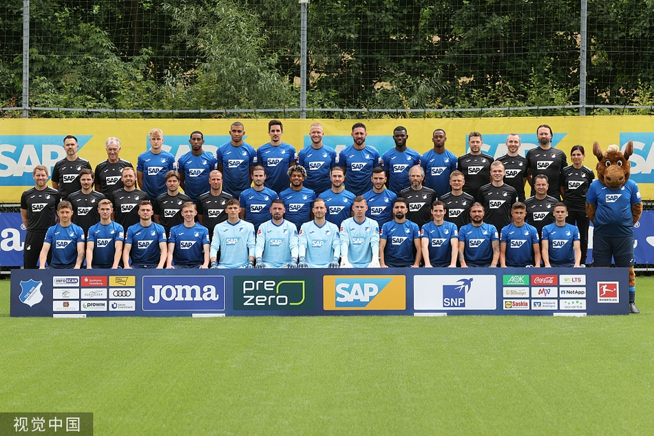 在辛斯海姆的炽热阳光下，霍芬海姆门将奥利弗·鲍曼凝视远方，他身后的蓝白看台静待新赛季的呐喊声响起。