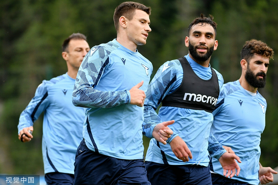 萨里挥手致意，蓝鹰新帅的奥龙佐首秀