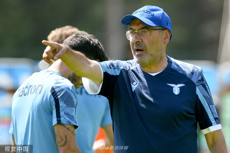 萨里站在训练场中央，目光如炬地注视着球员们的每一次传递，他的肢体语言充满了对细节的极致追求。