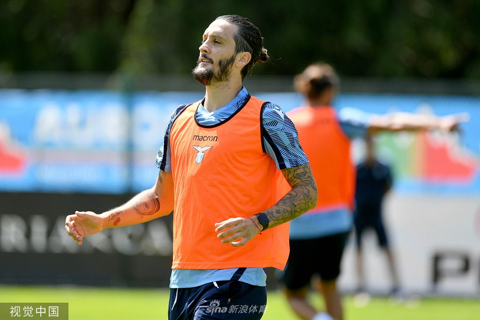 拉齐奥球员们在烈日下进行高强度的分组对抗，皮球在他们脚下快速流转，试图贯彻教练组要求的连续一脚出球。