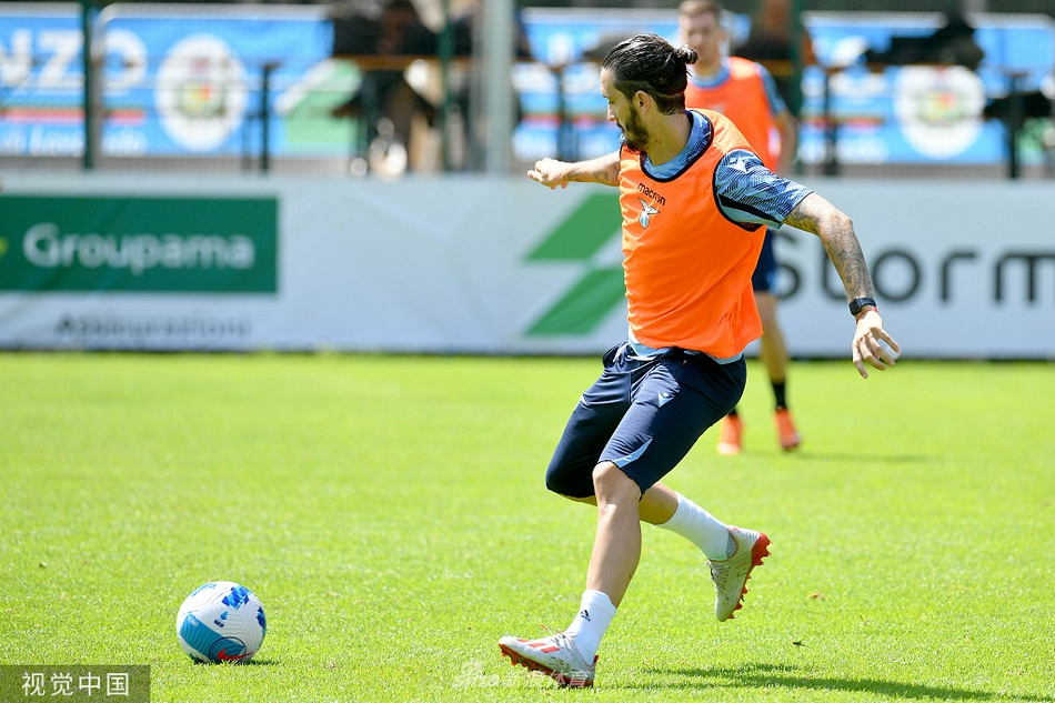 萨里双手插兜，神情严峻地观察着场上的攻防转换，他身后是湛蓝的天空和拉齐奥崭新的训练设施，仿佛一幅关于未来的蓝图。