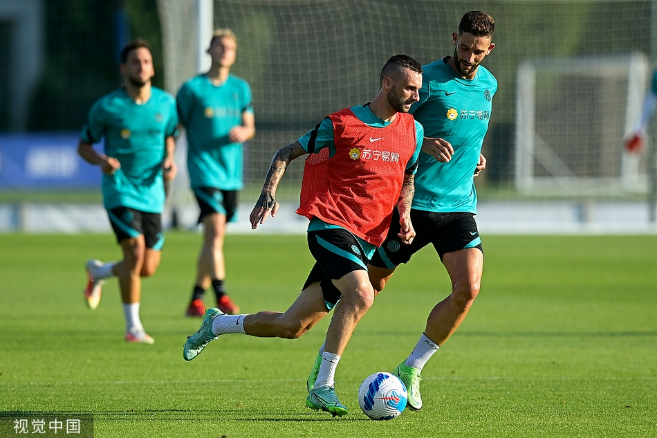 一位国米球员正在进行个人技术训练，他全神贯注地颠着球，皮球仿佛粘在脚背之上，展现了扎实的基本功。