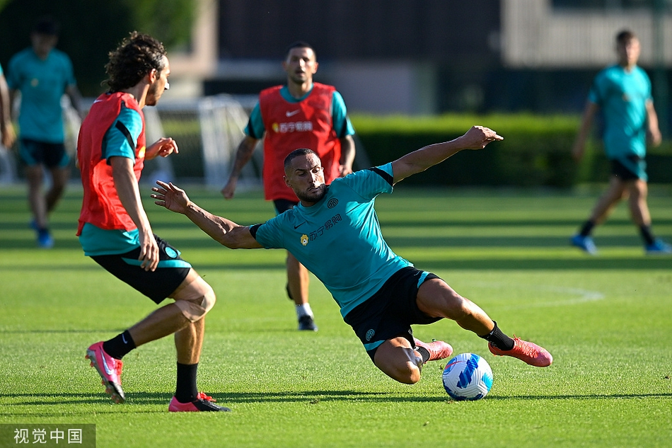 纳英戈兰在训练中神情专注，他标志性的莫西干发型在阳光下格外醒目，正用强壮的身体卡住位置，完成一次精准的传球。