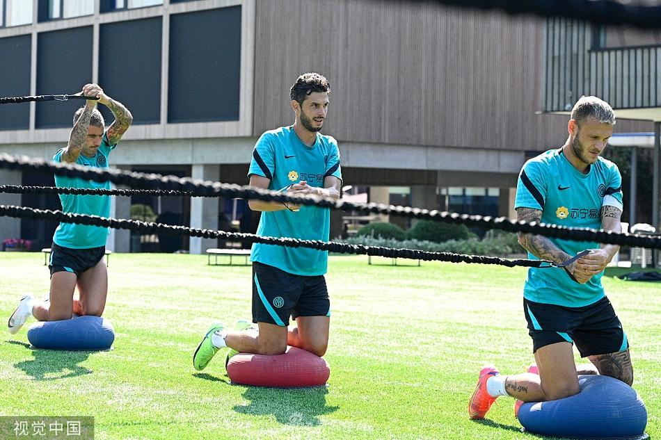 分组对抗中，佩里西奇边路突破传中，哲科中路包抄抢点，新赛季的进攻组合正在实战演练中寻找默契