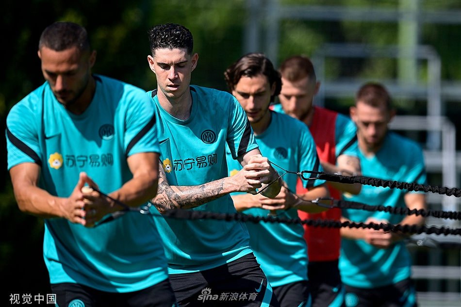 ??讓人揪心啊!布勞恩身后拉拽范德比爾特胳膊&后者表情痛苦