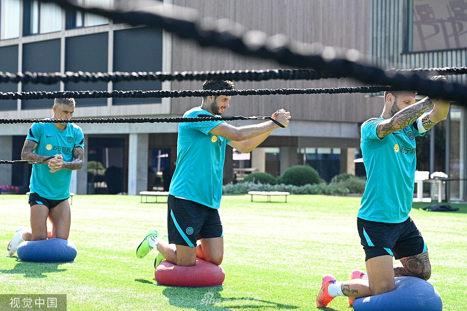 阳光洒在训练场上，中场核心恰尔汗奥卢正专注地进行传球练习，他的到来为蓝黑军团的中场注入了新的创造力