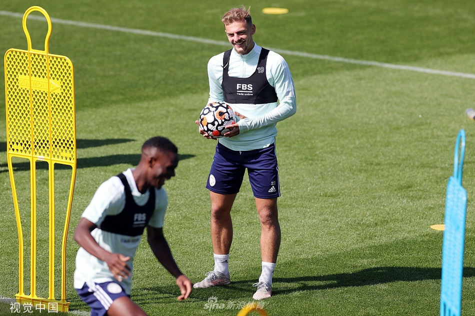 新聞發佈會現場，主教練羅傑斯面帶微笑從容應對記者的提問，身後的俱樂部隊徽格外醒目，桌上的麥克風陣列記錄著他對新賽季英超征程的展望與承諾。