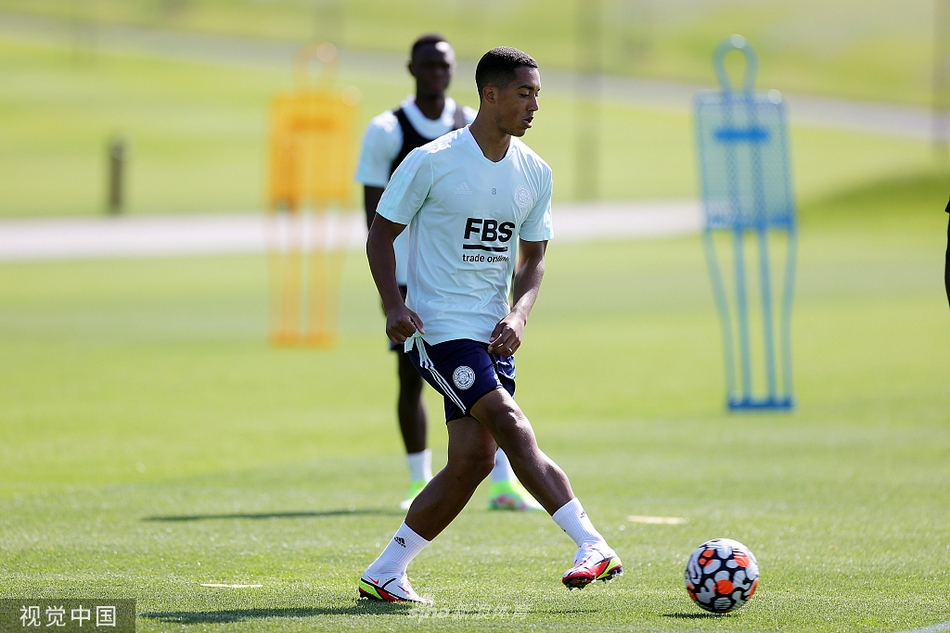 瓦爾迪在訓練中展現出標誌性的敏銳嗅覺，他正完成一次精準的射門，身後的攝像機和教練組成員目光緊隨，這位藍狐傳奇在那個賽季依然保持著頂級的競技狀態。